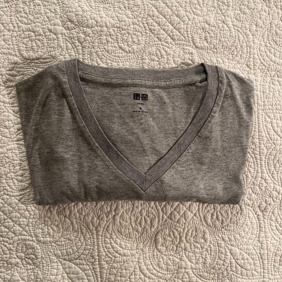 Uniqlo Men’s Supima Cotton V-Neck T-Shirt – Heather Gray (Size M) - Picture 2 of 6
